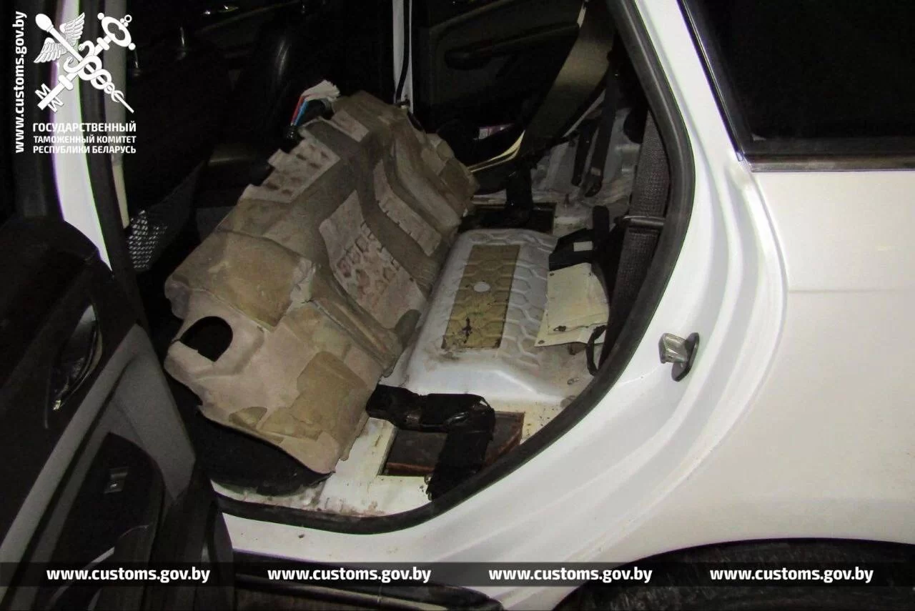 Тайник в автомобиле: белорус скрывал планшеты и парфюм от таможенного контроля