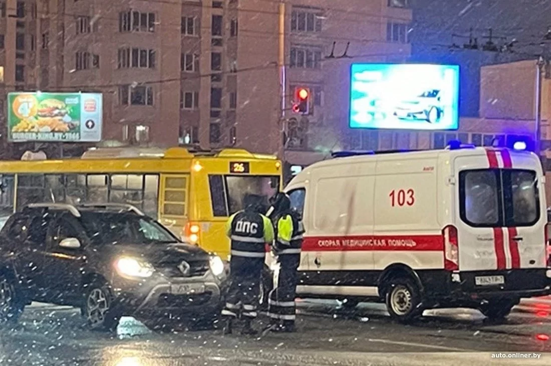 На перекрестке в центре Минска умер водитель