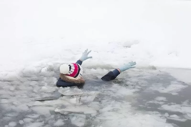 Две девочки в Лиозно провалились под лед и лишь чудом спаслись