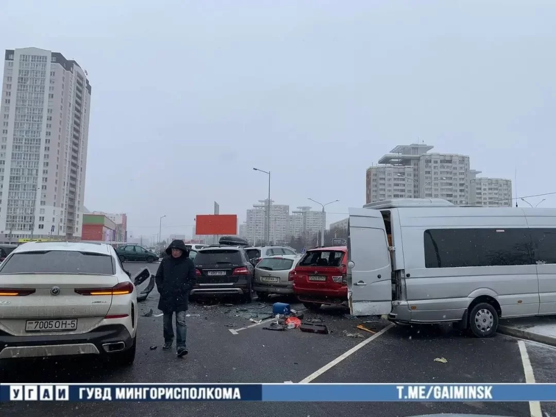 В Минске на парковке столкнулись 6 автомобилей